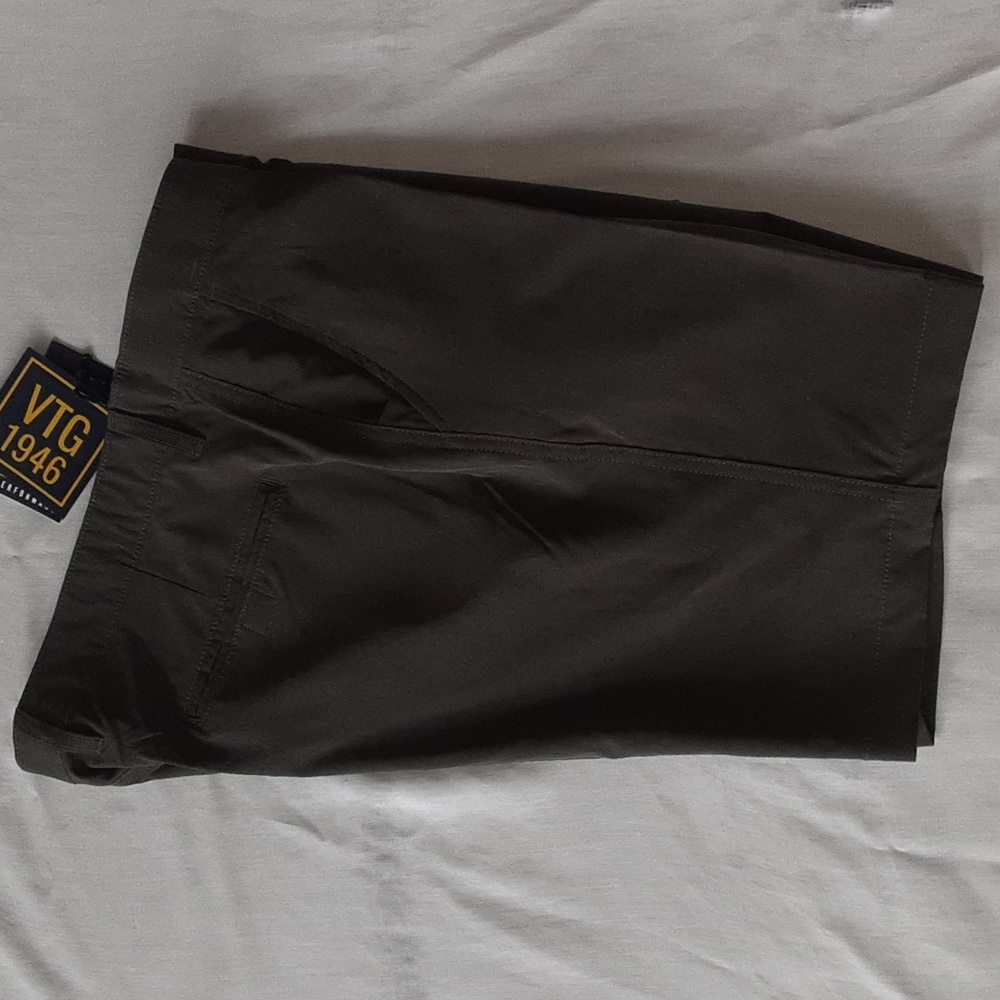 VTG Mens Shorts. Dark Olive,‎ Size 40W.  NWT.
